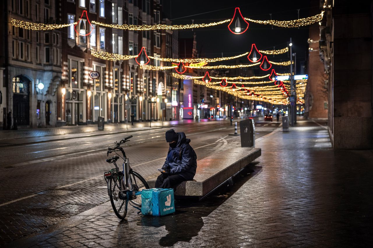 Een bezorger van Deliveroo in het centrum van Amsterdam.