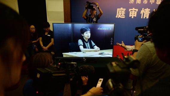 Gu Kailai, de vrouw van Bo Xilai, geeft een verklaring tijdens het proces van Xilai in de rechtbank van Jinan in de Chinese provincie Shandong. Xilai wordt verdacht van corruptie en machtsmisbruik.