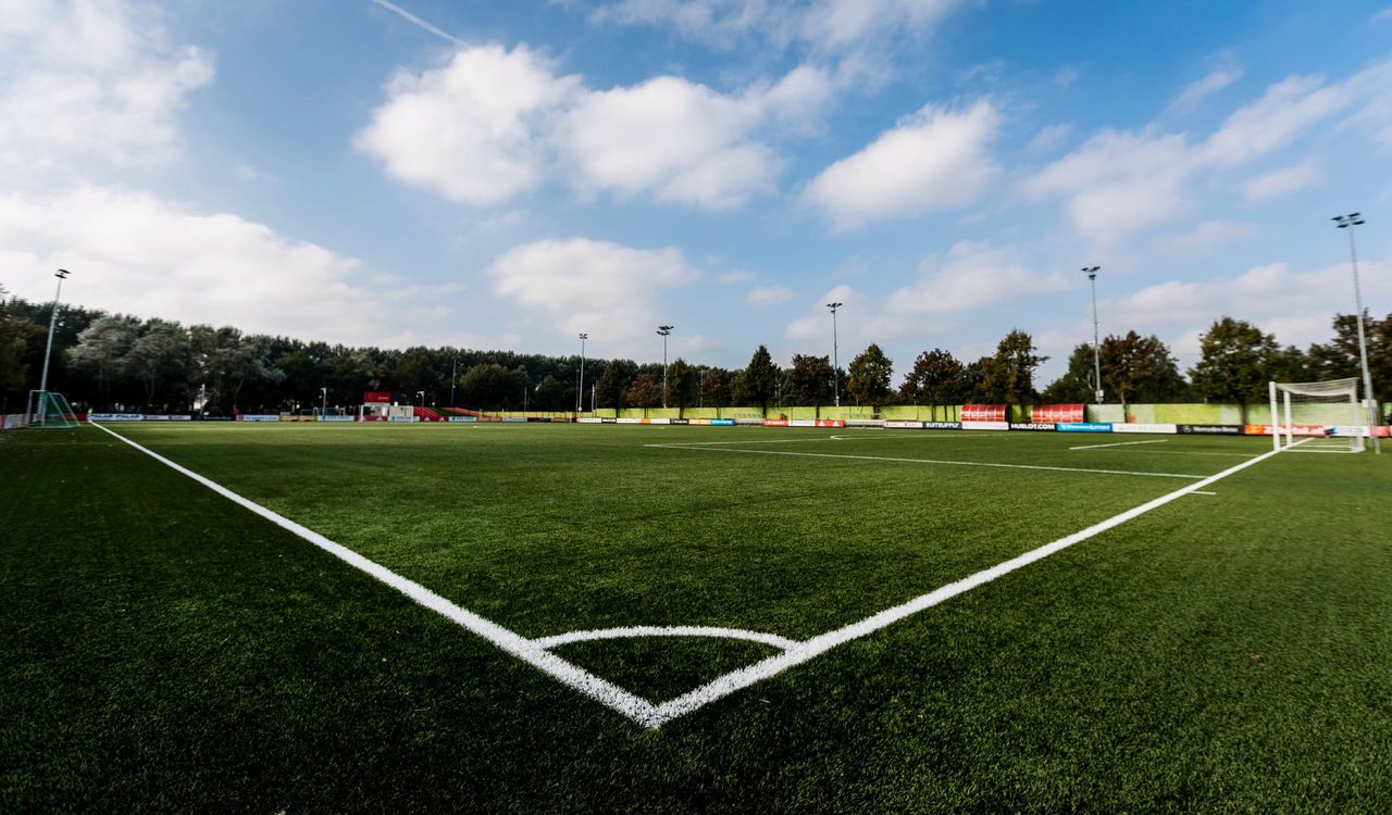 Een kunstgrasveld op sportpark de Toekomst, het trainingscomplex van Ajax.
