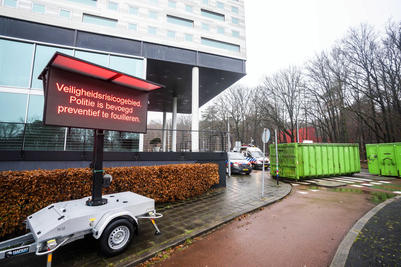 Noodbevel in IJmuiden na protestactie; Hilversumse politie blokkeert wegen 