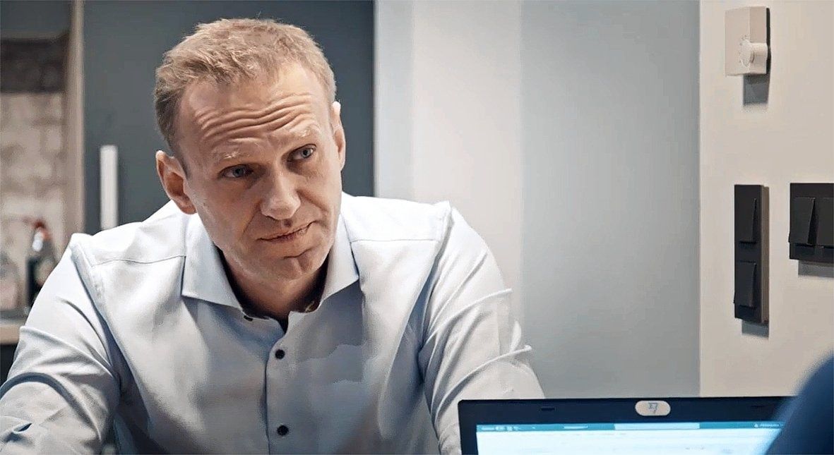 Navalny op zoek naar de mannen die hem vergiftigden.