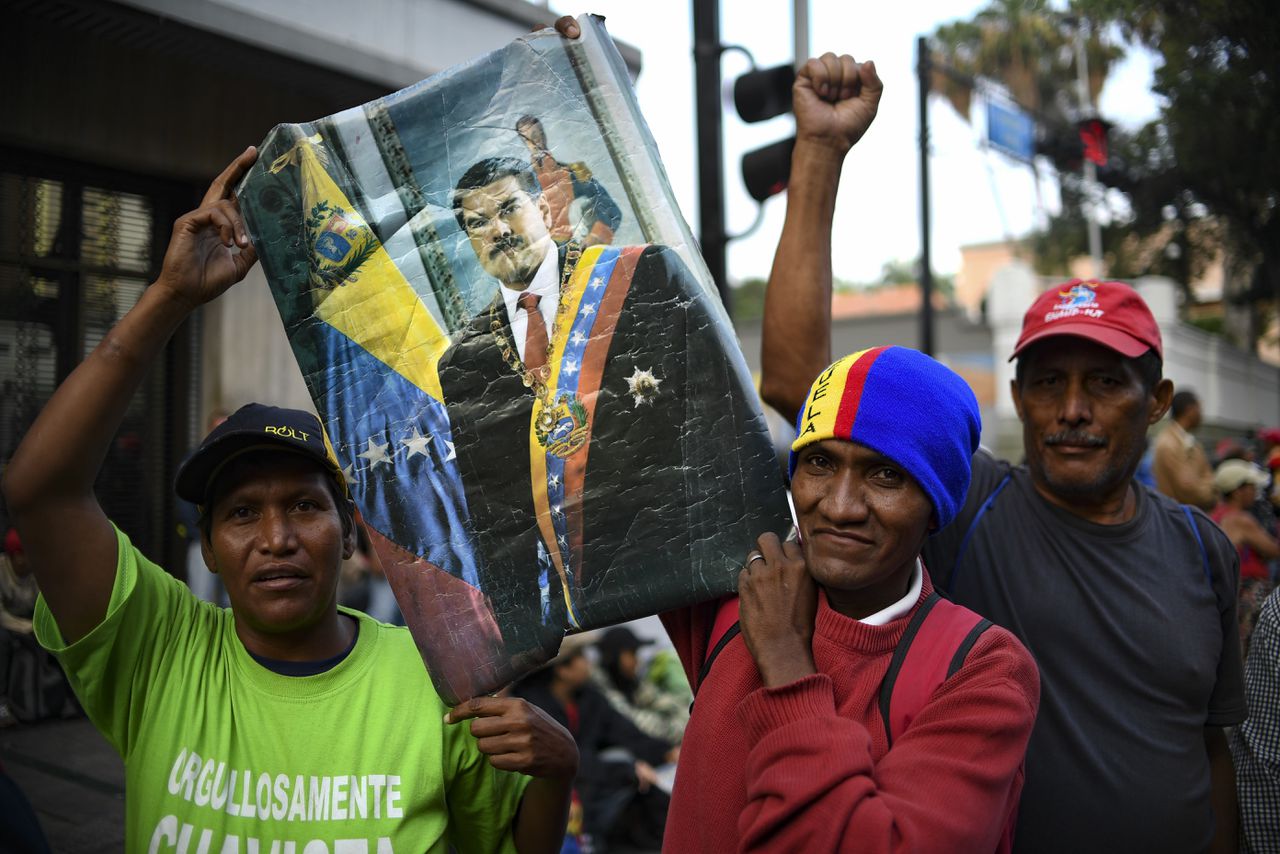 Aanhangers van president Maduro bij zijn paleis in Caracas.
