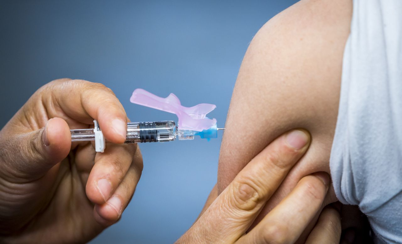 Een jongere wordt ingeënt tegen meningokokken.