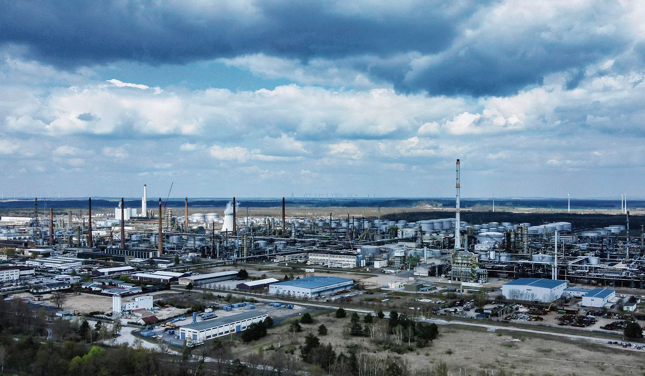 Raffinaderij PCK in het Oost-Duitse Schwedt is in handen van het Russische staatsbedrijf Rosneft. PCK bedient 90 procent van de brandstofmarkt in Berlijn, Brandenburg en Mecklenburg-Vorpommern.