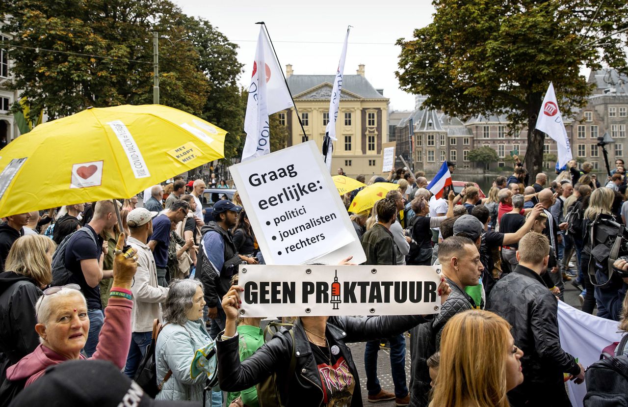 Deelnemers aan het protest tegen het coronatoegangsbewijs in Den Haag.