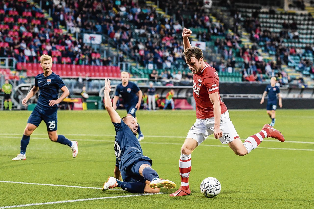 AZ speelde donderdagavond in de voorronde van de Europa League tegen FK Marioepol in het stadion van ADO Den Haag. Hier linksback Thomas Ouwejan aan de bal, hij maakte de 2-0.