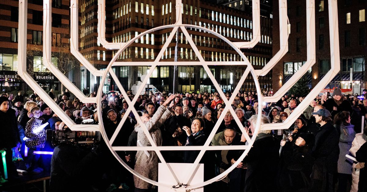 Bij de Chanoekaviering op de Zuidas kwam dit jaar iedereen. ‘Vorig jaar waren er 700, nu 1.200 aanmeldingen’