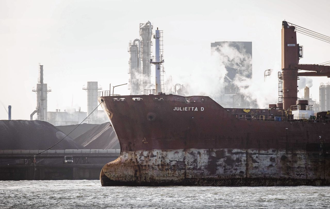 Politie arresteert kapitein en eerste stuurman van op drift geraakt schip 