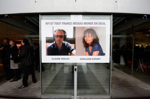 Portretfoto's van journalisten, Dupont (57) and Verlon (55) bij het hoofdkantoor van Radio France Internationale in Issy-les-Moulineaux, in de buurt van Parijs.