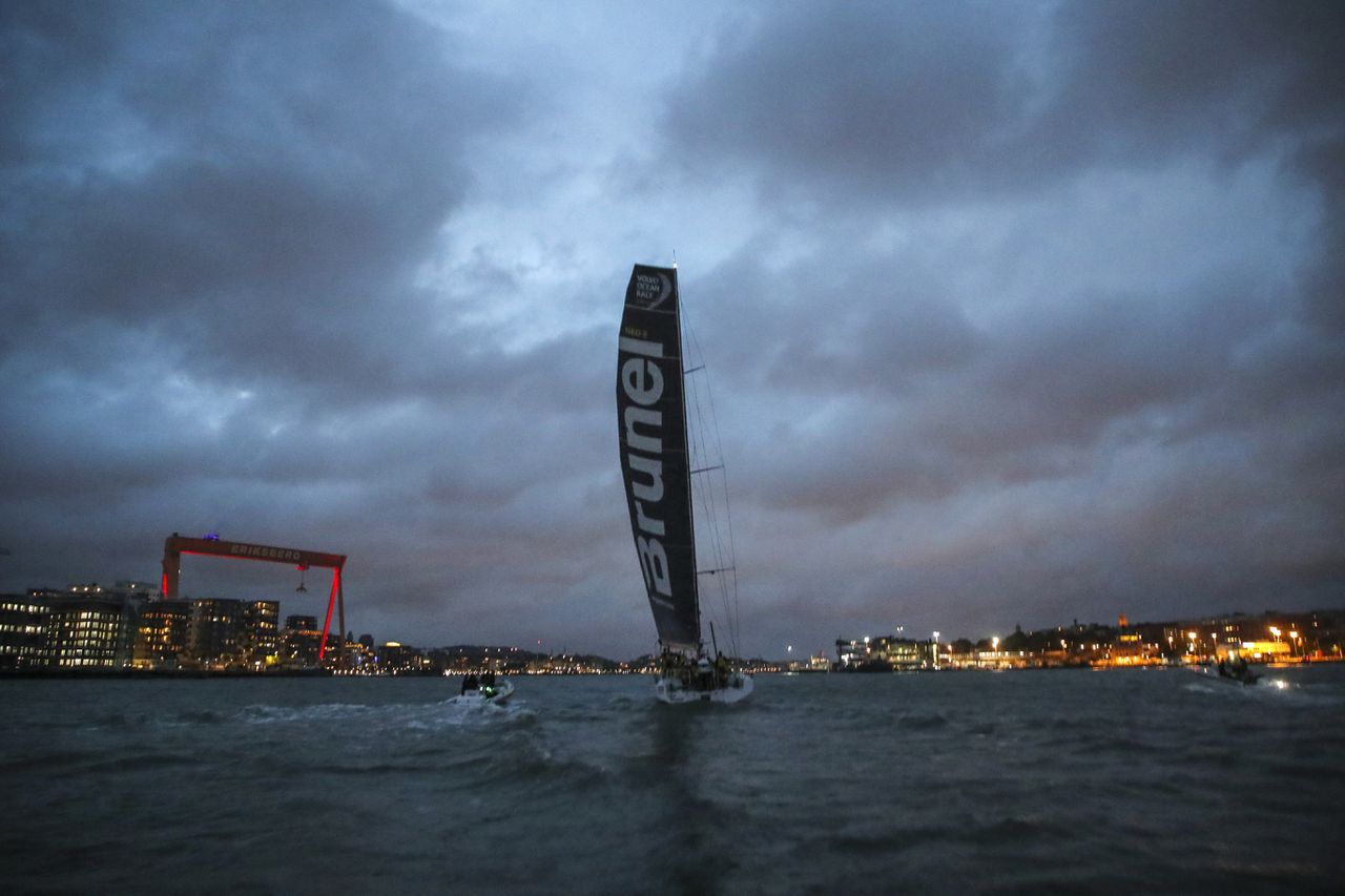 Team Brunel won de tiende etappe van de Volvo Ocean Race in Gothenborg.