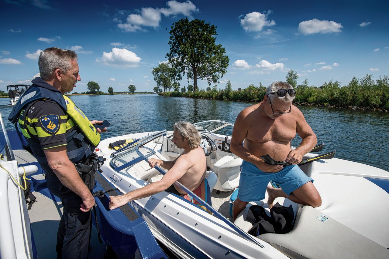 Ook op de Maas kan zwemmen gevaarlijk zijn. Agenten surveilleren op het water bij Maasbommel.