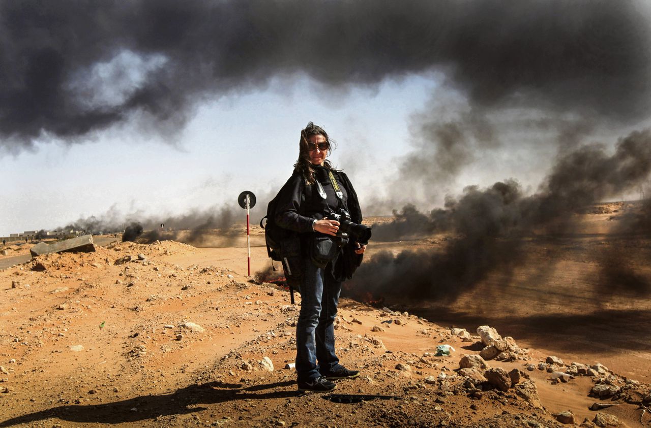 Lynsey Addario in Libië (2011) vlak voor haar gijzeling. Foto John Moore/Getty Images