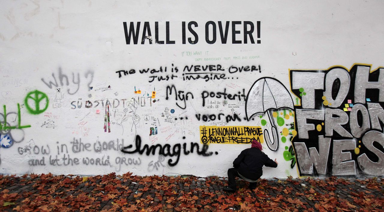 ‘Wall is over!’ De beroemde Lennonmuur in Praag is overgeverfd NRC