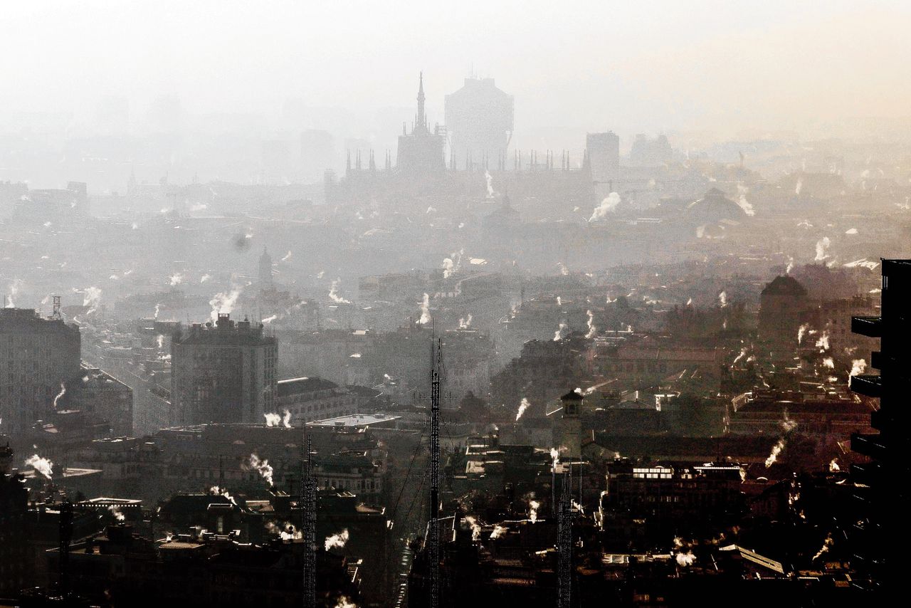 Smog in de Italiaanse stad Milaan. De luchtvervuiling in de Povlakte is berucht.