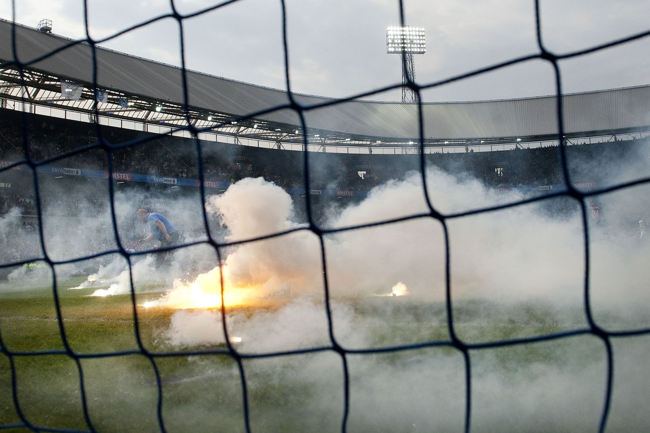 Vuurwerk op het veld voor het doel tijdens de bekerfinale dit jaar tegen PEC Zwolle en Ajax in De Kuip. Scheidsrechter Bas Nijhuis moest de wedstrijd onderbreken.