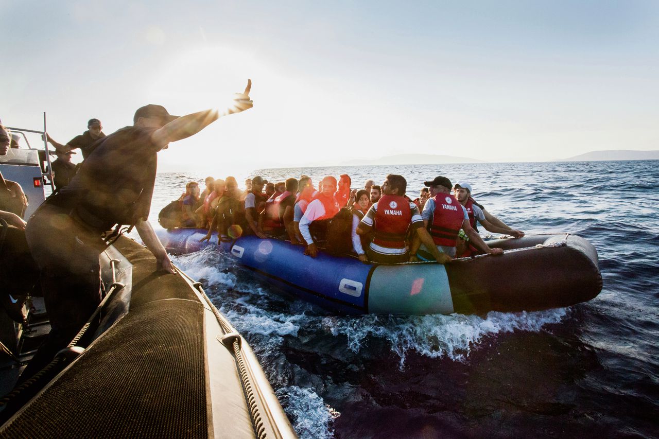 Nederlandse marechaussees worden ingezet voor bewaking van de Griekse grenzen. In de praktijk begeleiden ze de bootvluchtelingen naar veilige haven.