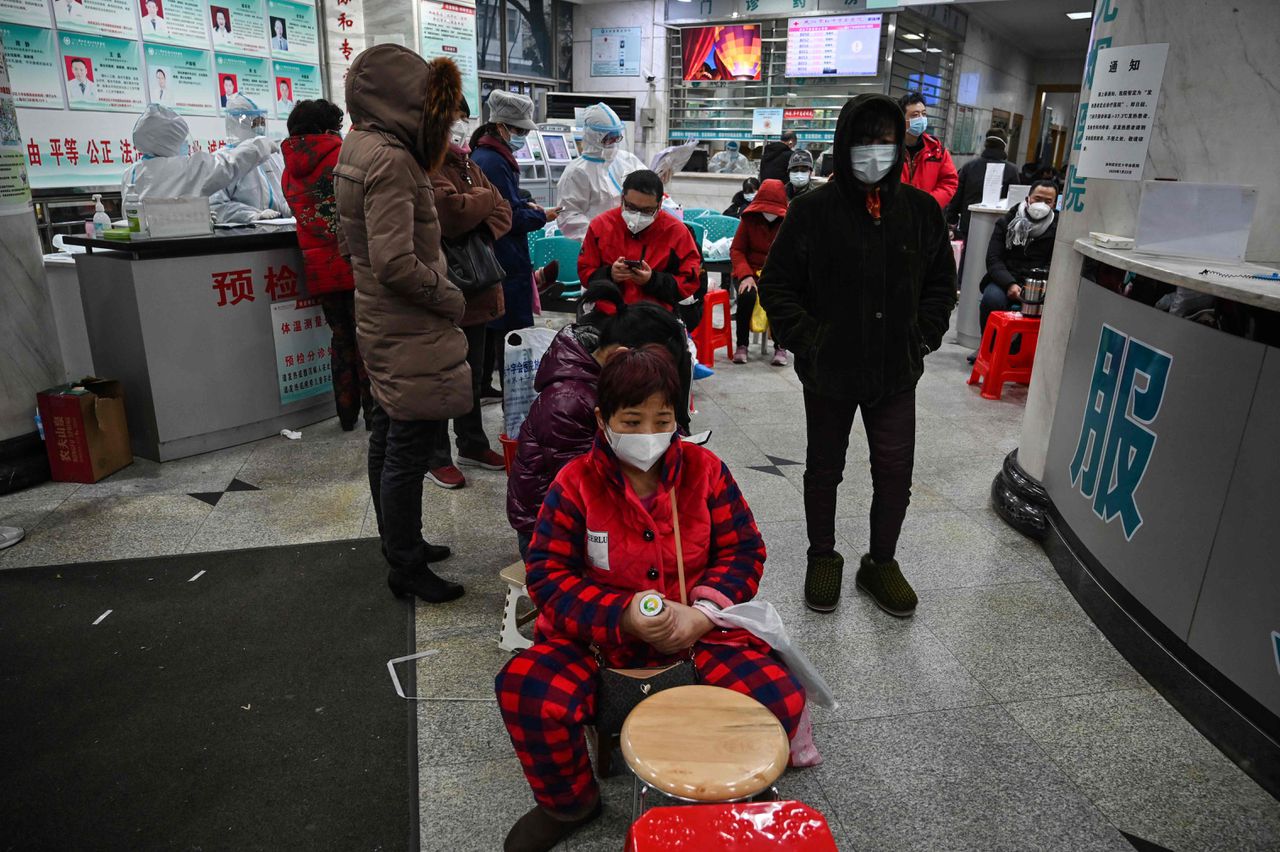 Inwoners van Wuhan wachten in een ziekenhuis op hulp.