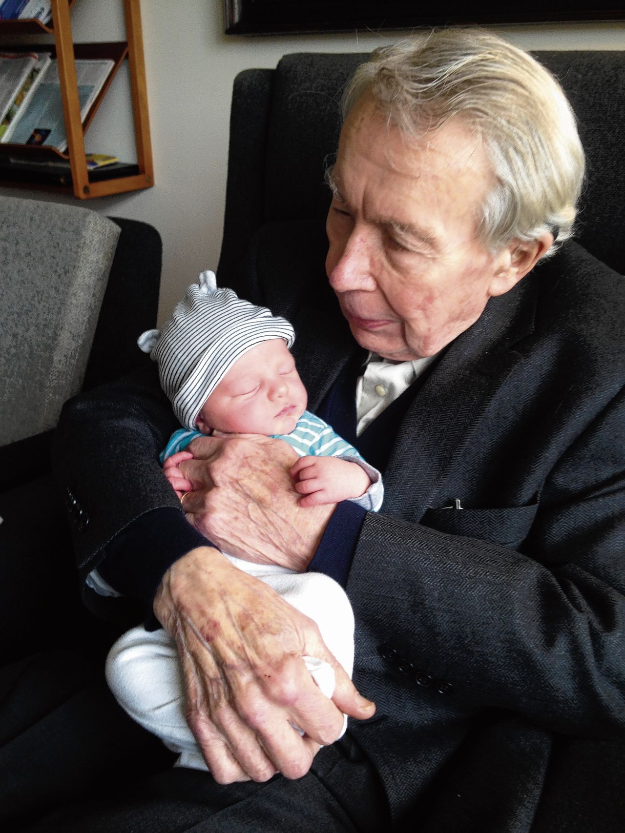 Gerrit Blaauw op 93-jarige leeftijd met kleinzoon Hugo.