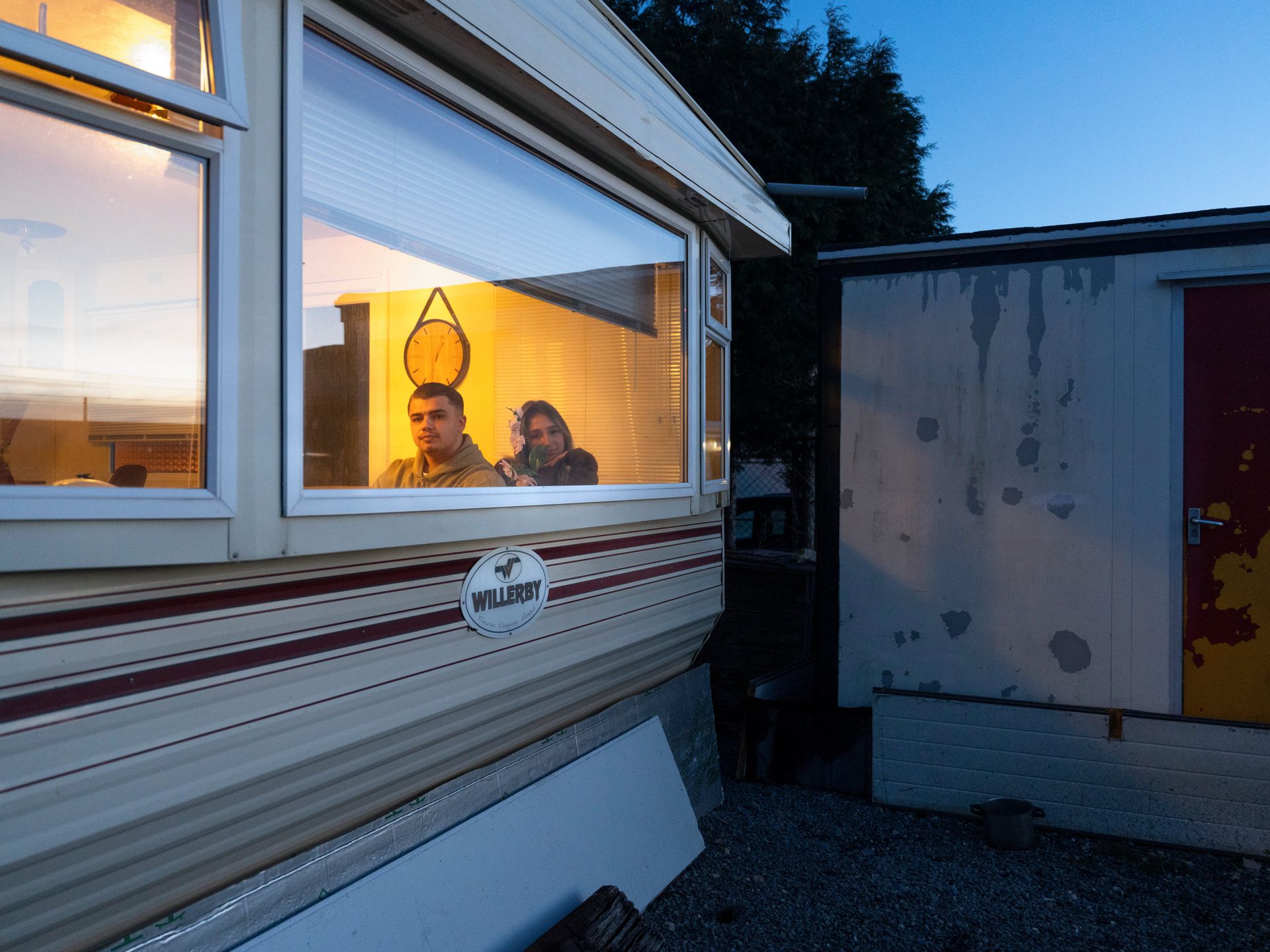 Jan y Janicy ter Linde viven desde hace un año y medio en una caravana en la zona comercial De Karosseer debido a la falta de espacio para aparcar.