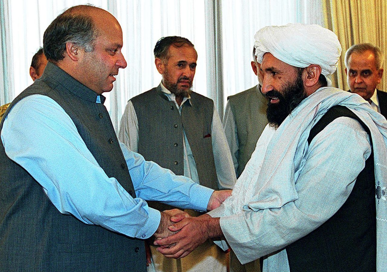 Mohammad Hasan Akhund ontmoette in 1999 als toenmalig Afghaans minister van Buitenlandse Zaken namens de Taliban de premier van Pakistan, Nawaz Sharif.