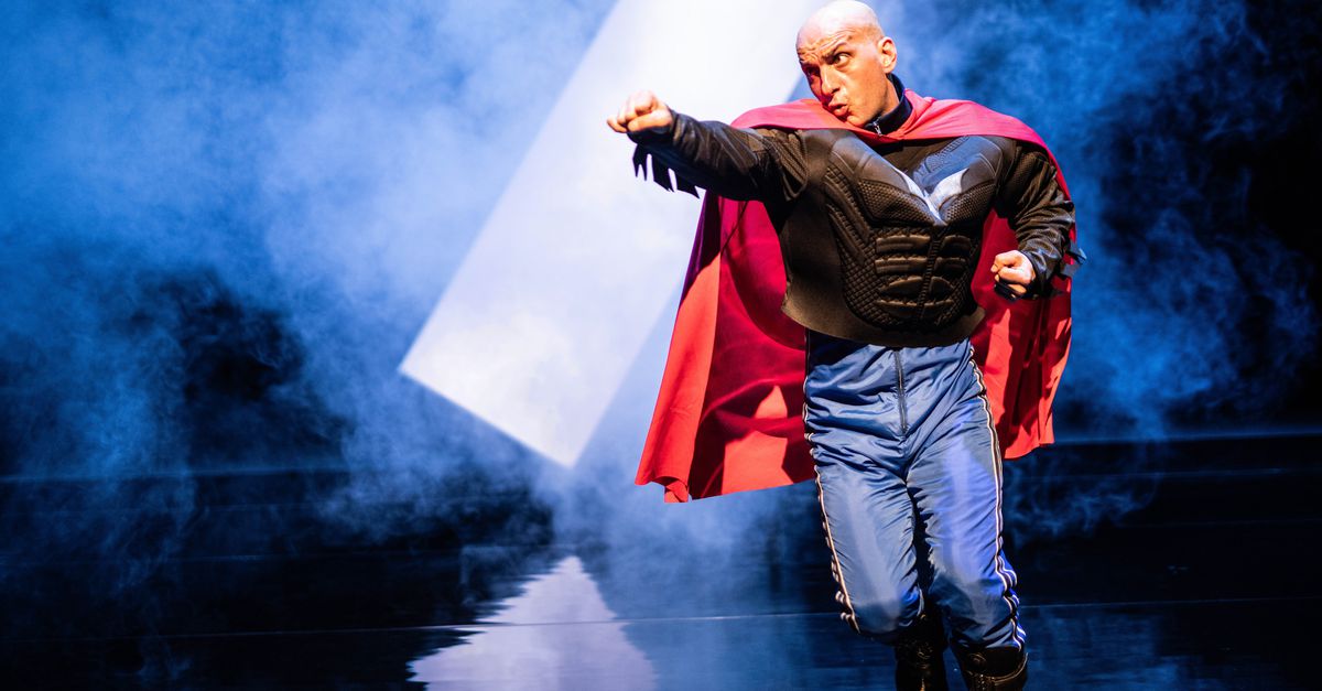 In ‘First man’ gebruikt Sadettin Kirmiziyüz sciencefiction om te onderzoeken wat identiteit betekent