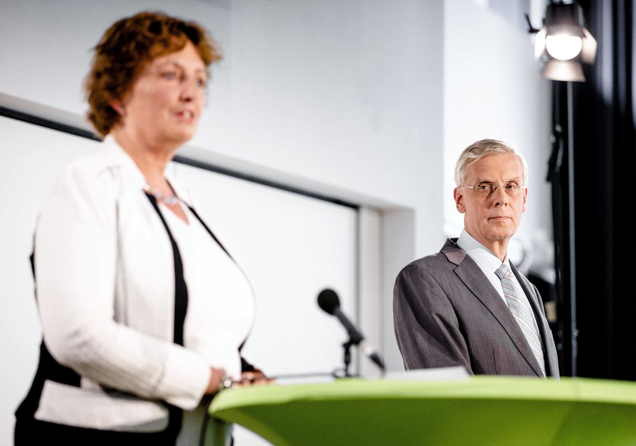 Voorzitter van de evaluatiecommissie, Liesbeth Spies, en interim partijvoorzitter Marnix van Rij (R) tijdens de persconferentie.