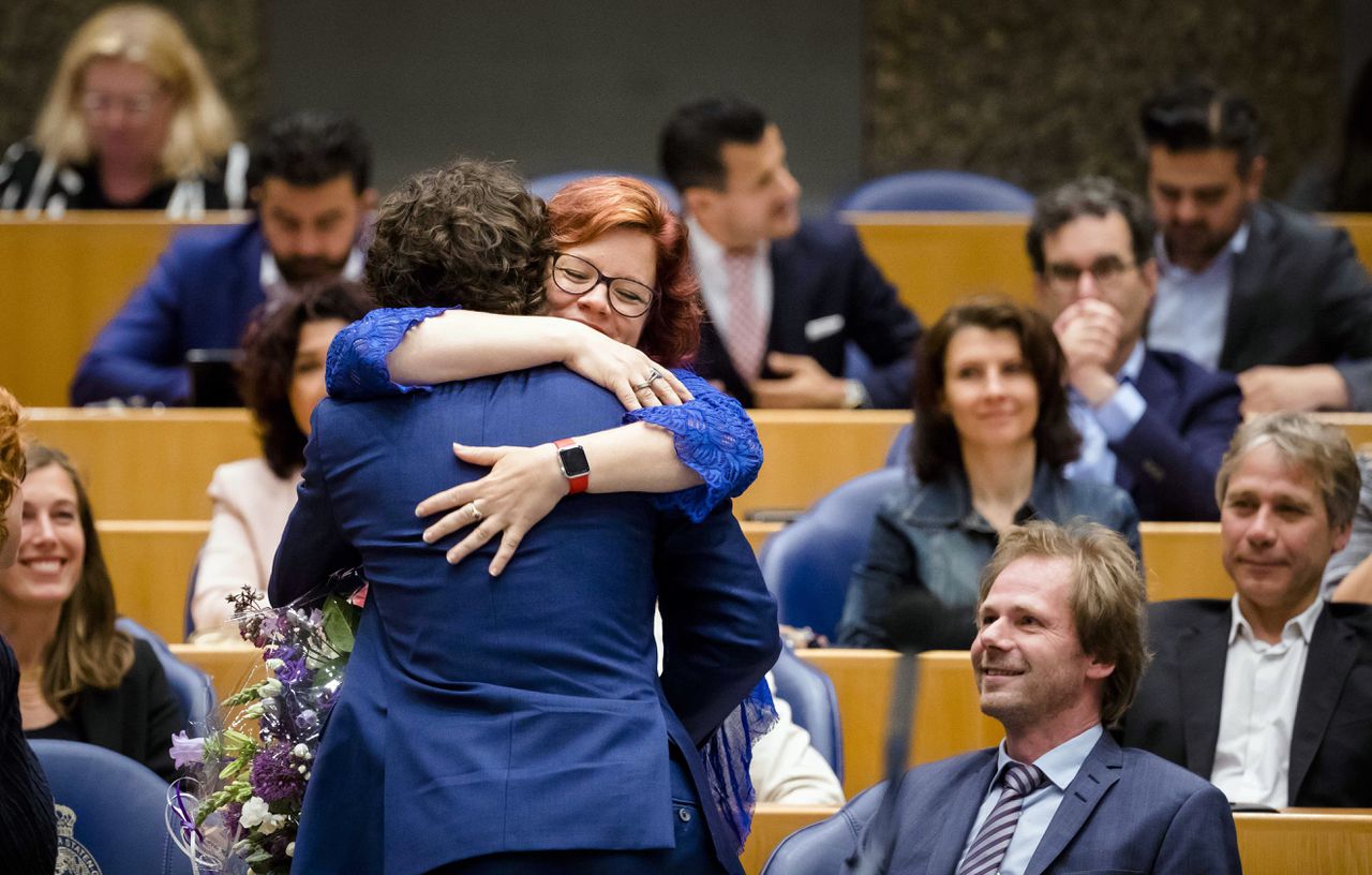 Leden van de Tweede Kamer nemen afscheid van Linda Voortman (Groen Links), die als wethouder in de gemeente Utrecht aan de slag gaat.
