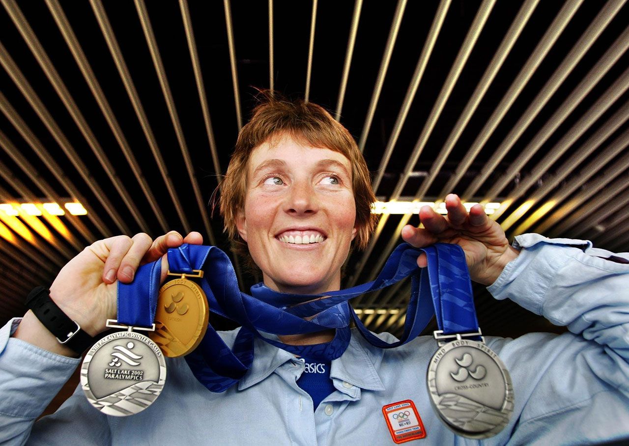 Langlaufster Marjorie van de Bunt toont op Schiphol trots haar medailles. Ze won een gouden en drie zilveren plakken in Salt Lake City.