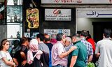 In de Zuid-Libanese stad Sidon stonden mensen deze week in de rij voor een nog werkende geldautomaat. 