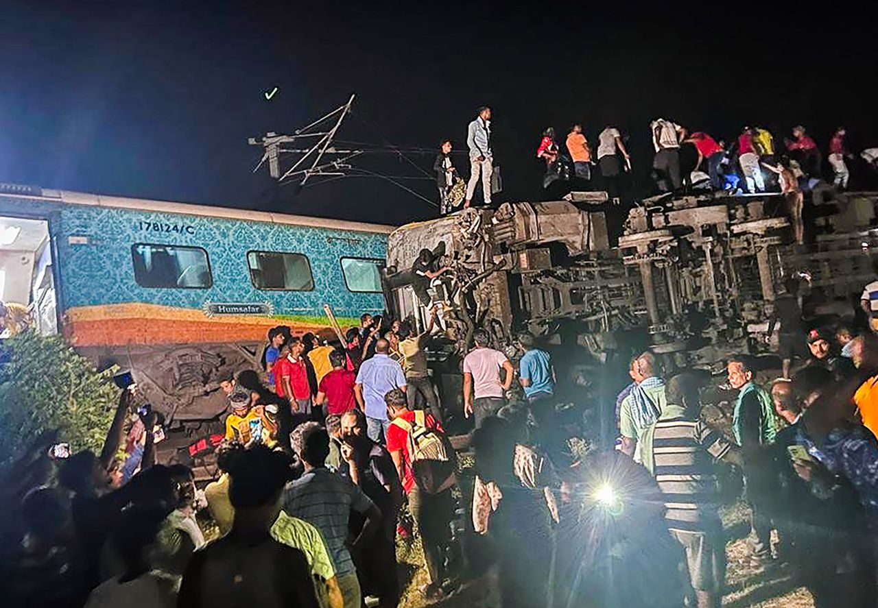 Zeker 50 doden in het oosten van India door botsing tussen twee treinen 
