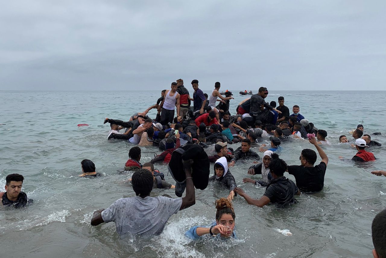 Duizenden migranten wisten maandag en dinsdag zwemmend of wadend vanuit Marokko de Spaanse exclave Ceuta te bereiken.