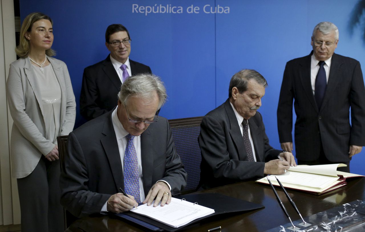 Christian Leffler (L), onderhandelaar voor de Europese Unie en plaatsvervangend minister van Buitenlandse Zaken van Cuba Abelardo Moreno (R) ondertekenen de overeenkomst.