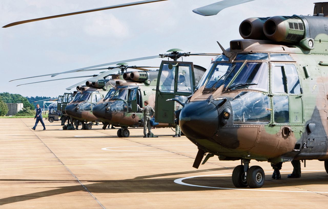 Door logistieke problemen bij Defensie bleven in 2015 helikopters aan de grond. Vorig jaar kreeg het departement vijf gele kaarten van de Rekenkamer.