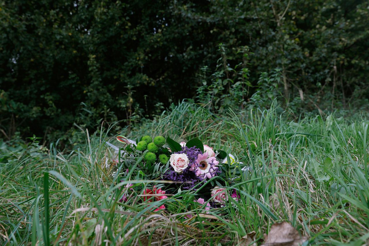 Bloemen bij de vindplaats van het lichaam van Anne Faber.