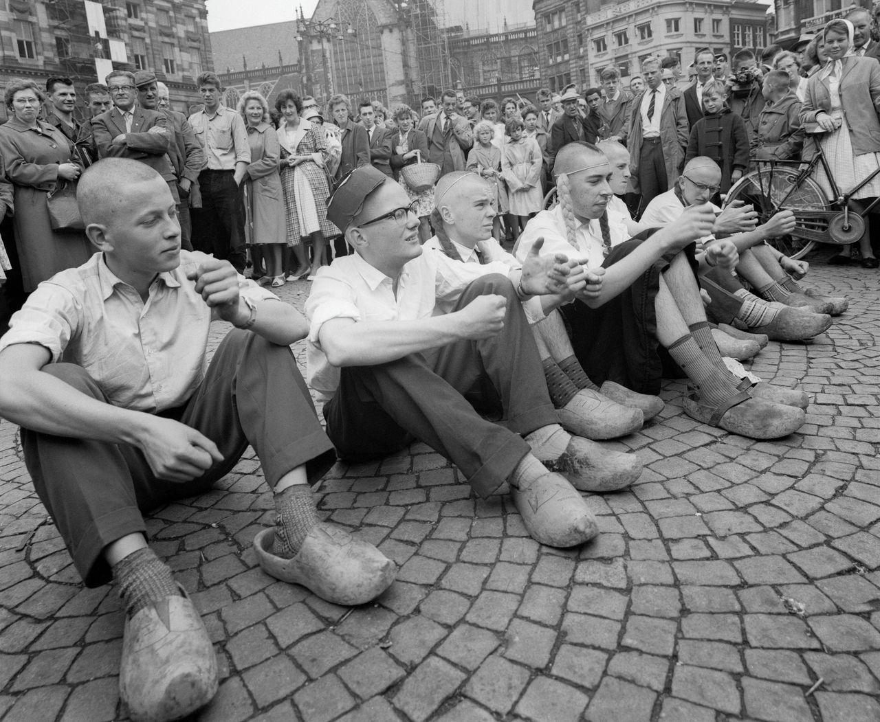 Ontgroening van studenten in het centrum van Amsterdam, tussen 1959 en 1965.