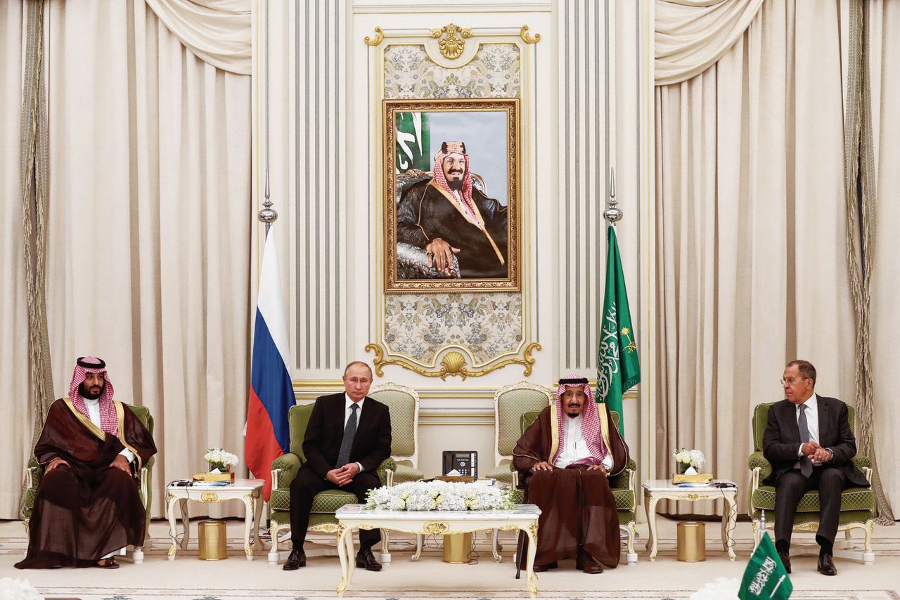 Najaar 2019: kroonprins Mohammed bin Salman, president Vladimir Poetin, koning Salman bin Abdulaziz en de Russische BZ-minister Sergej Lavrov (van links naar rechts) op een bijeenkomst in Saoedi-Arabië.