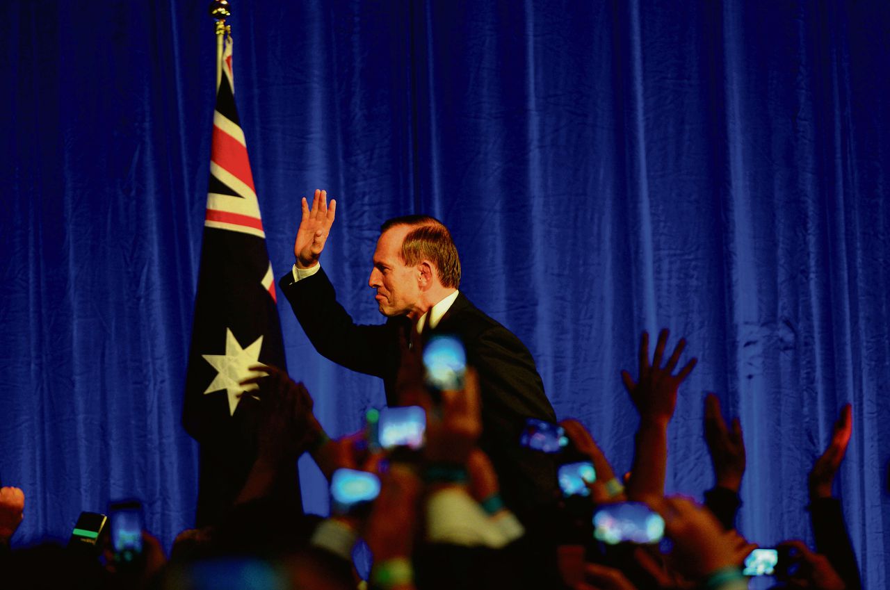 De liberale leider Tony Abbott viert zijn verkiezingszege