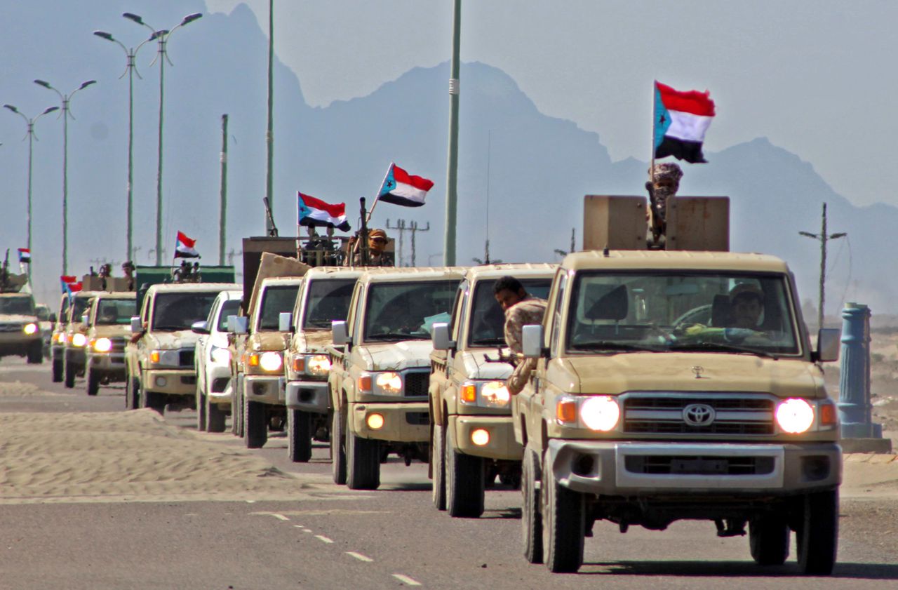 Een konvooi met separatisten van de Southern Transitional Council in het zuiden van Jemen.