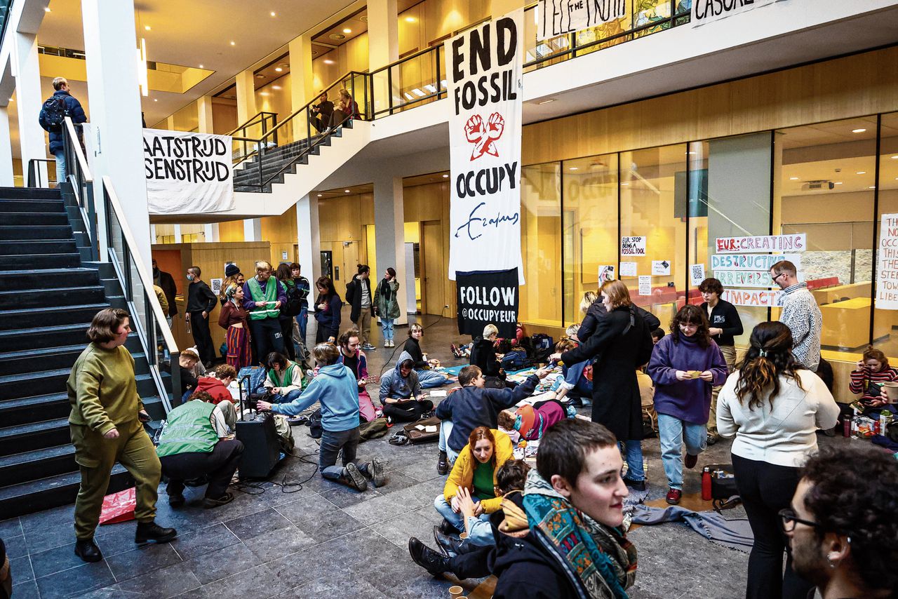 De bezetting van het gebouw van de Erasmus Universiteit door klimaat-activisten werd door de politie beëindigd.