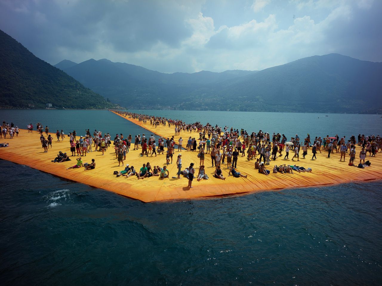 Christo’s ‘Floating Piers’ in het Iseomeer in Italië.