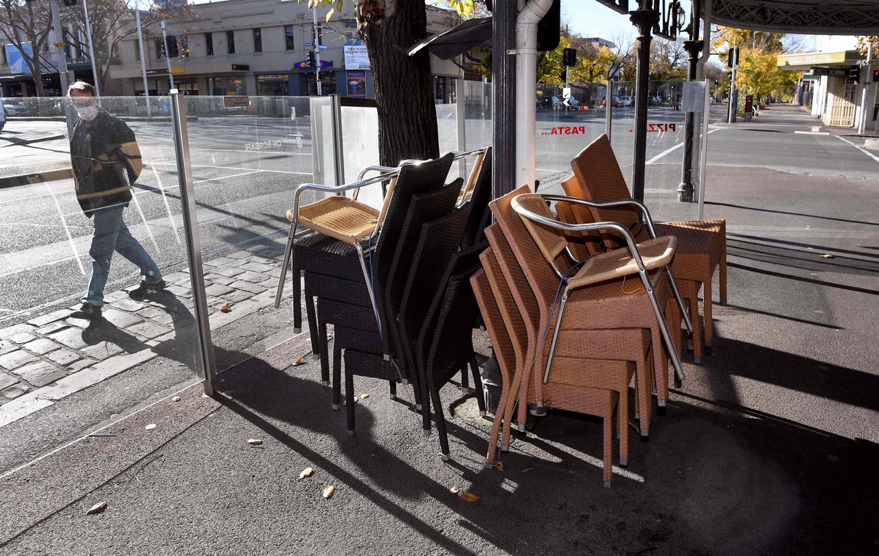 De Australische stad Melbourne moet langer in lockdown vanwege de meest recente coronauitbraak.