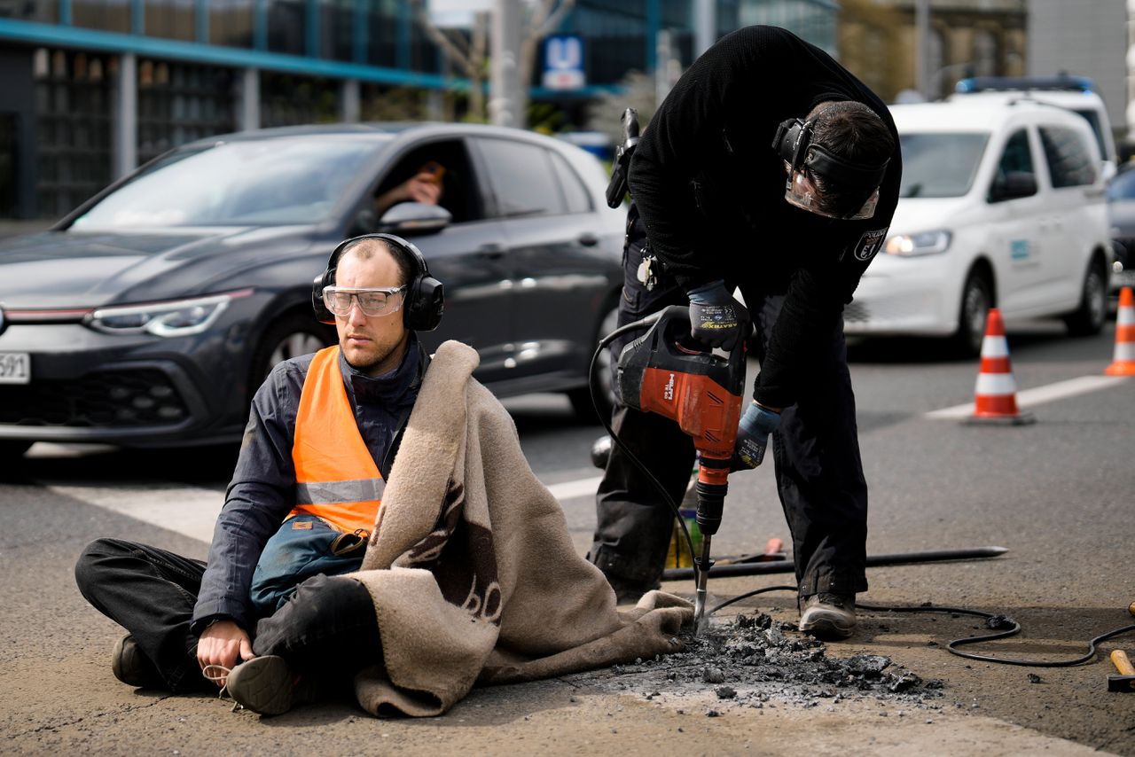 Delen Berlijn plat door klimaatprotesten, actievoerders worden van het asfalt losgeboord 