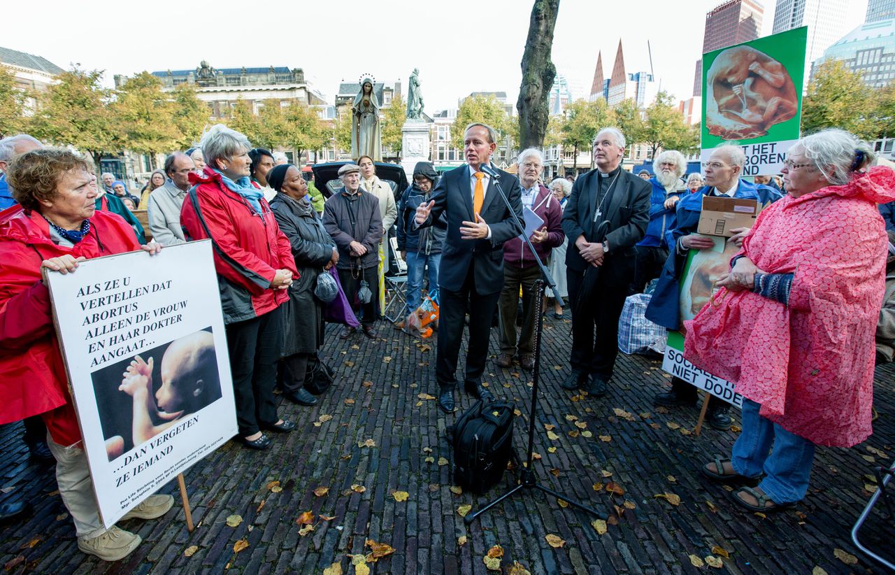 SGP-leider Kees van der Staaij spreekt tijdens een demonstratie tegen abortus voor het gebouw van de Tweede Kamer in Den Haag.