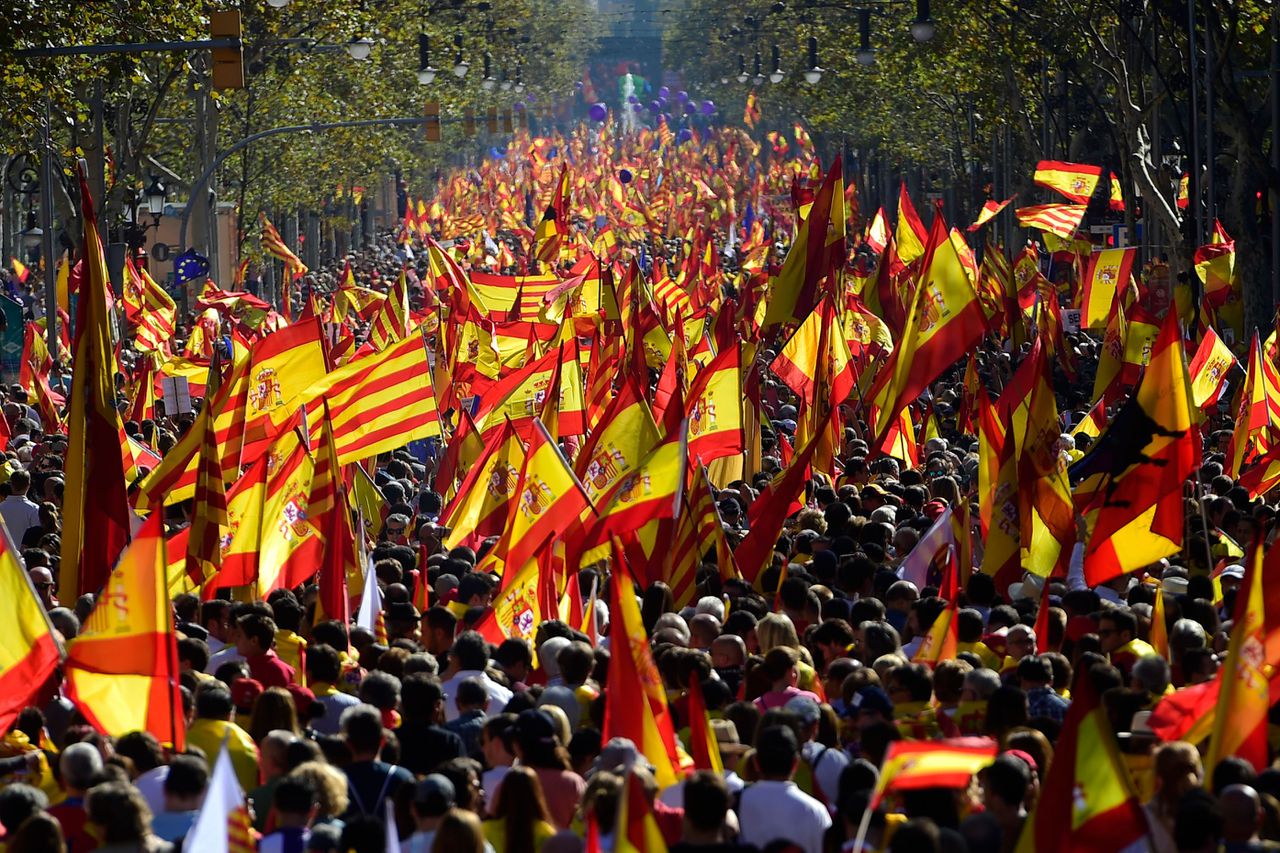 Demonstranten zwaaien met de Spaanse vlag in Barcelona.