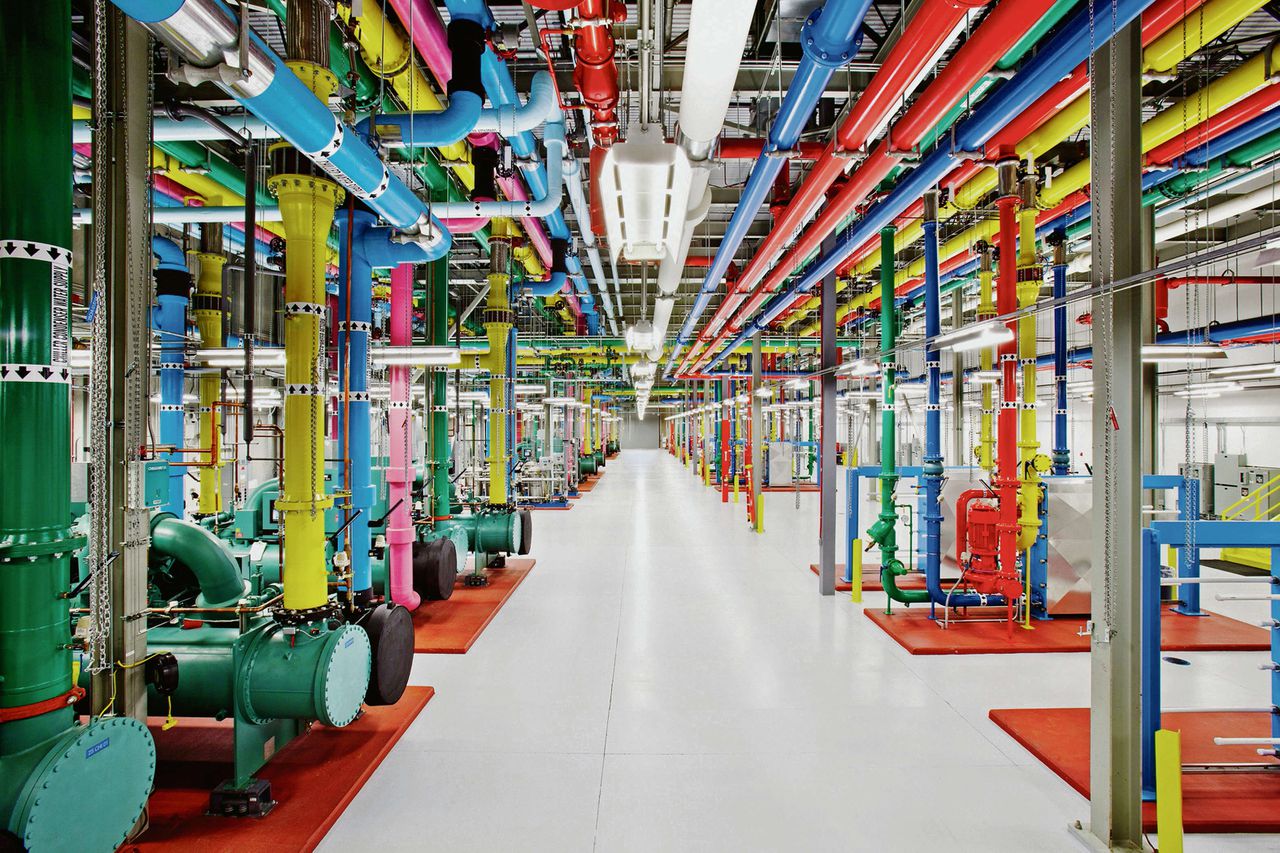 De omvangrijke koelinstallaties van een datacentrum van Google in Douglas County in de Amerikaanse staat Georgia.