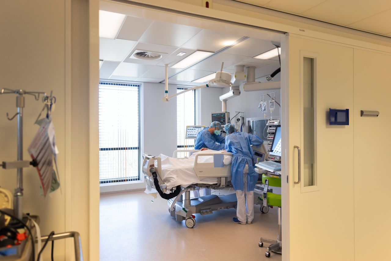 Een van de 16 Covid-IC kamers in het Jeroen Bosch Ziekenhuis. Op de Covid-afdelingen zijn de zorgkosten hoog.