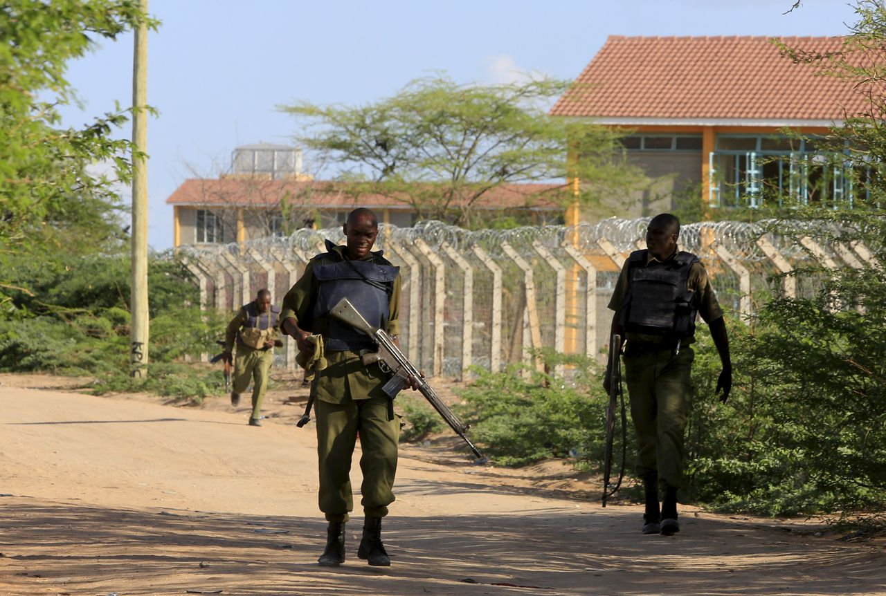 Soldaten lopen bij de afzetting van het universiteitsterrein in Garissa.