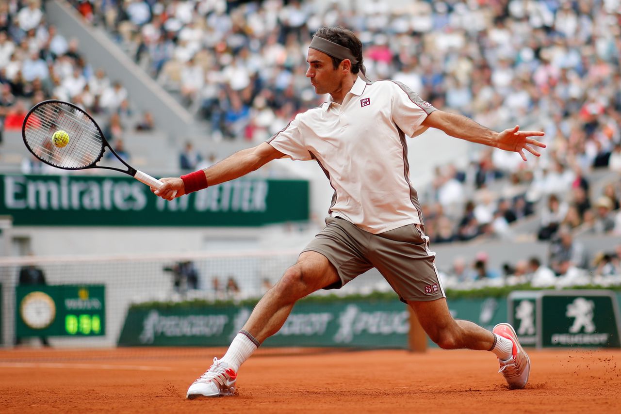 Roger Federer in actie tijdens Roland Garros vorig jaar. Dit seizoen sloeg de Zwitser het gravelseizoen bij voorbaat al volledig over.