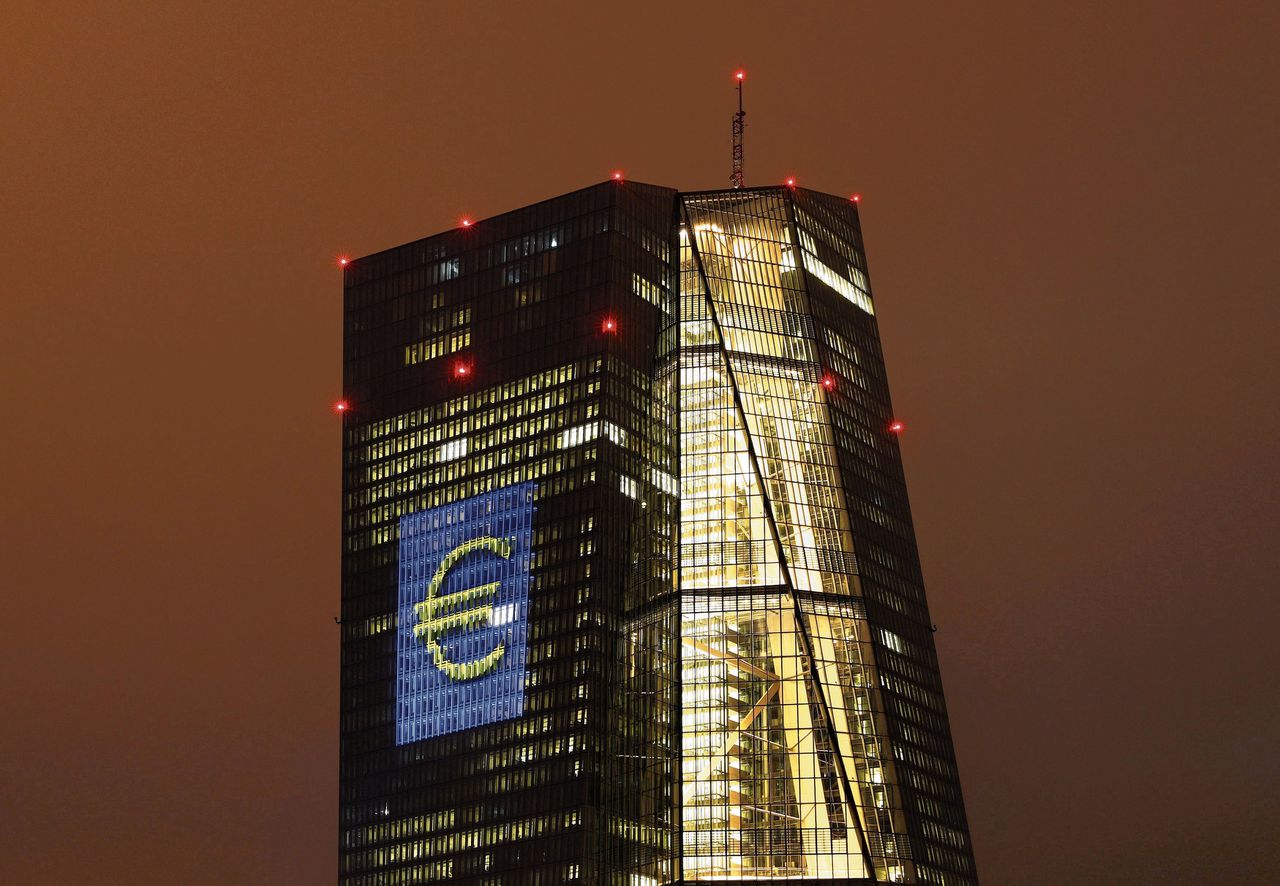 Terwijl de Eurogroep na 16 uur videobellen geen akkoord wist te bereiken, kwam de ECB dinsdag wel tot een besluit.