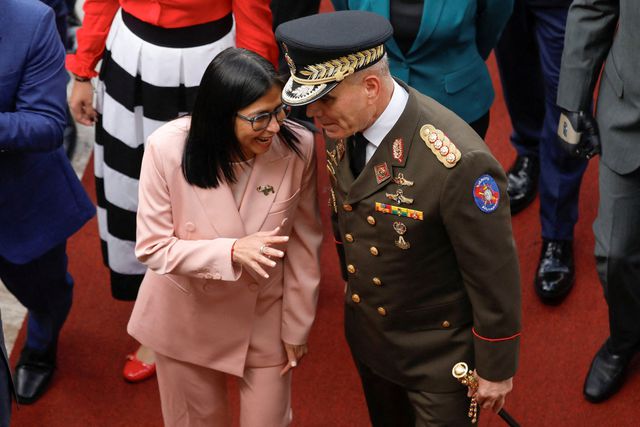 De Venezolaanse vicepresident Delcy Rodríguez, hier in december 2025 sprekend met defensieminister Vladimir Padrino, zou mogelijk Maduro kunnen opvolgen. 